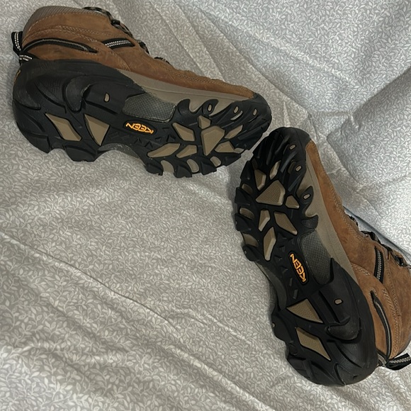 MENS KEEN Waterproof boots. Size 9. - Picture 5 of 10